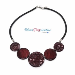 Collier aux motifs aztèque – inspiration ethnique – prune – effet batik
