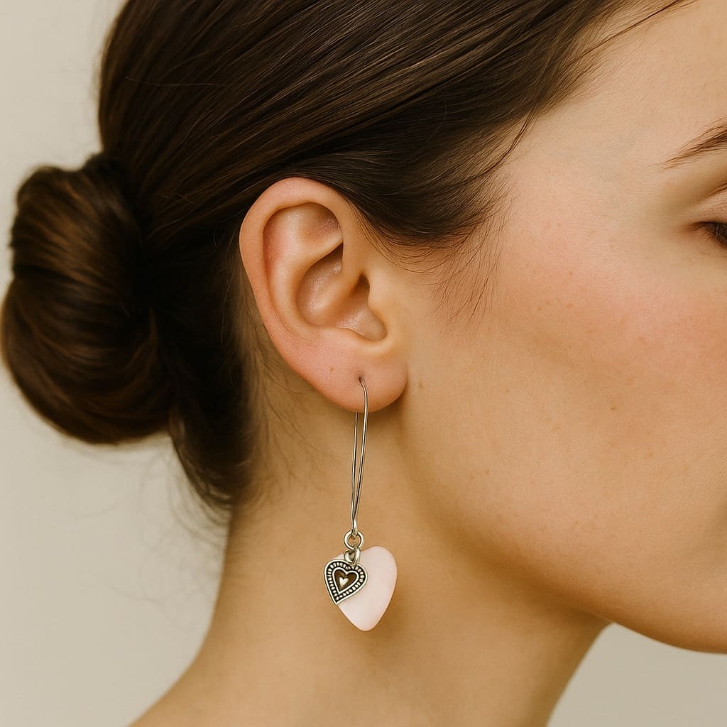 Boucles d’oreilles nacre blanche artisanales – Pendentif cœur et charm en argent 925 pour femme – Image 5