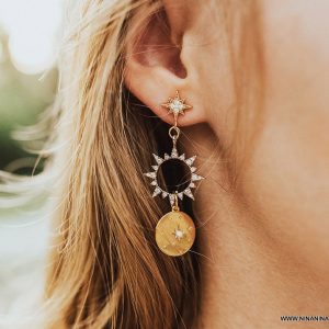 Boucles d&rsquo;oreilles longues dorées soleil doré style boheme